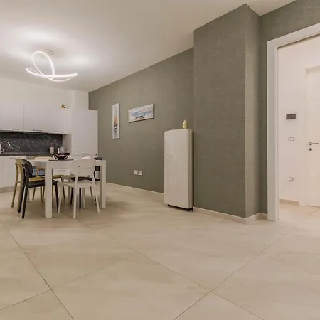 Elilux - Zona Policlinico, Garage E Posto Auto Bari