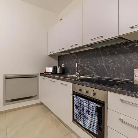 Apartamento Elilux - Zona Policlinico, Garage E Posto Auto *